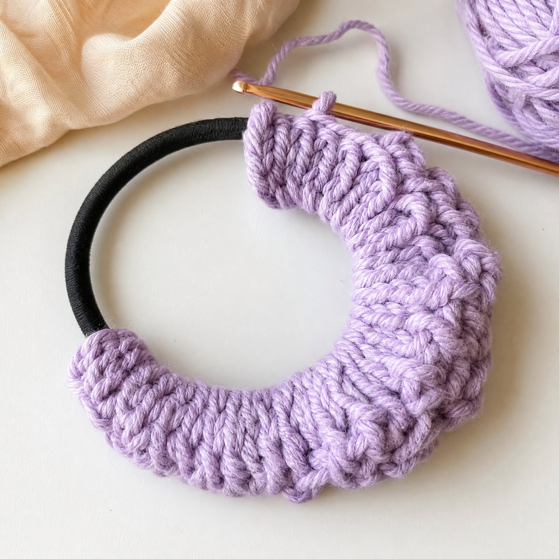 Crochet Scrunchies: 15 Minute Free Pattern — step photo 2